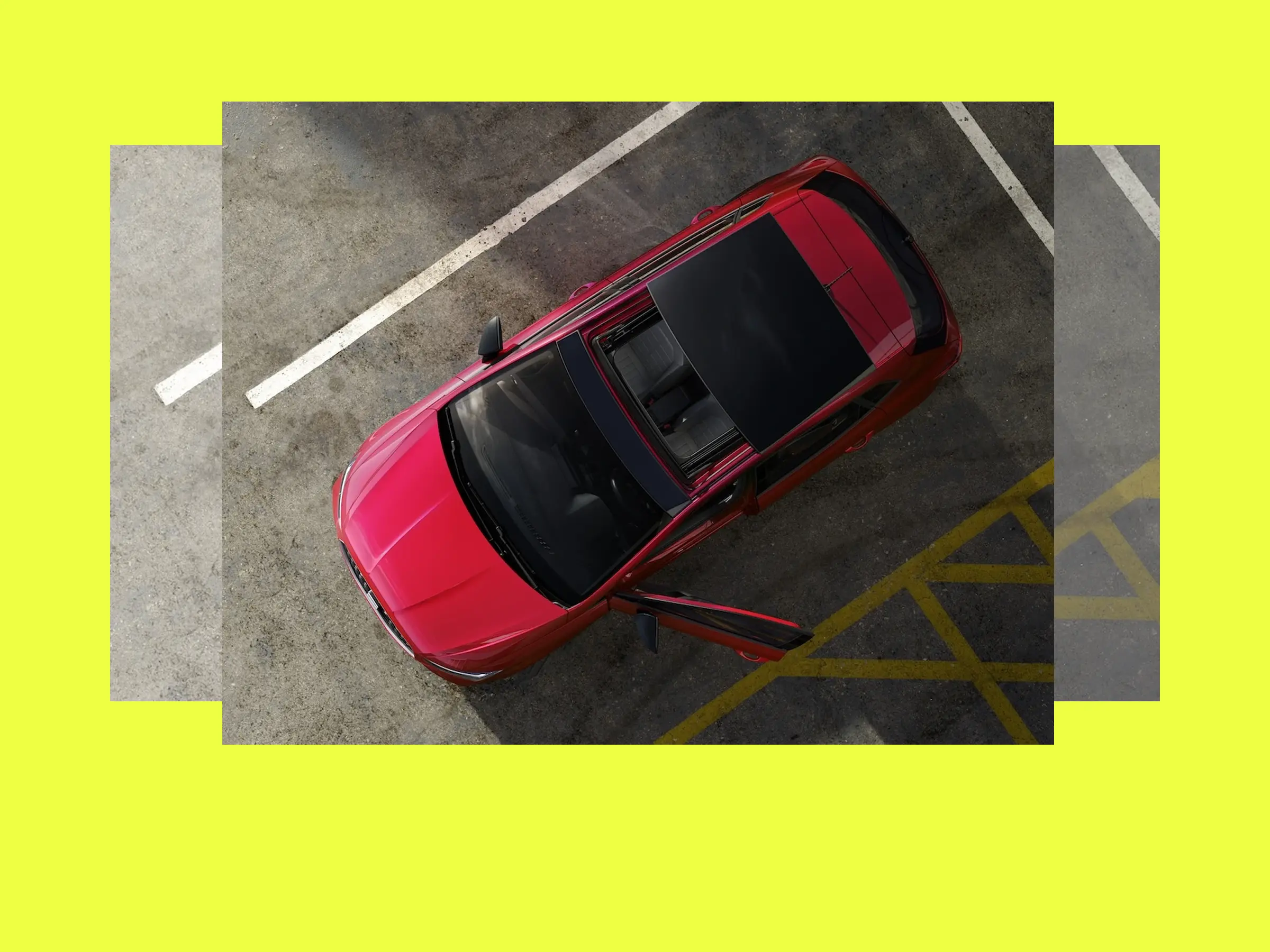 SEAT Ibiza von oben mit geöffnetem Panoramadach auf Parkplatz